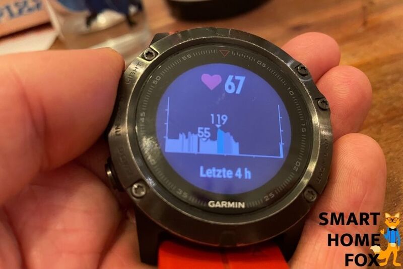 Man sieht die Pulsmessung auf der Garmin Fenix 5X Plus.